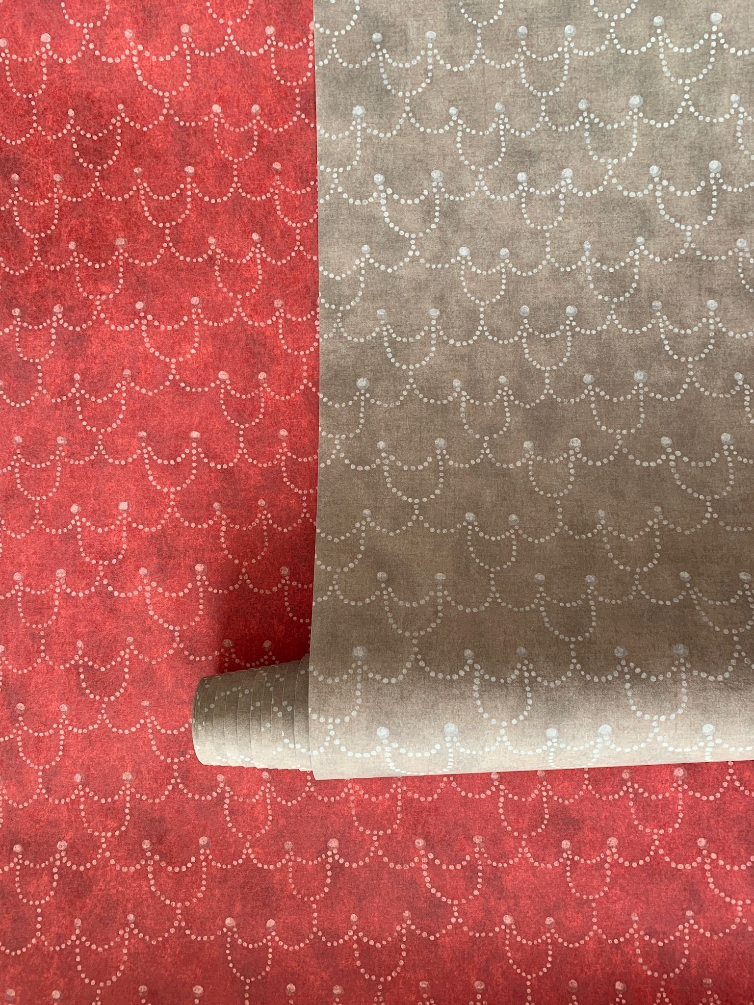 Pearl Chain Wallpaper – MARRONE