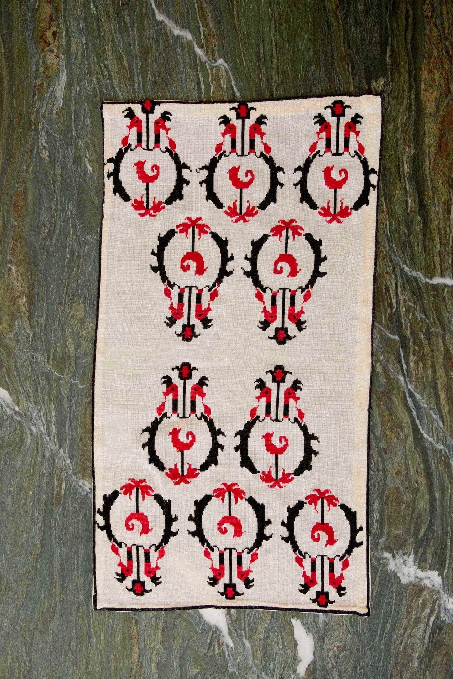 Symposio Vintage Table Runner