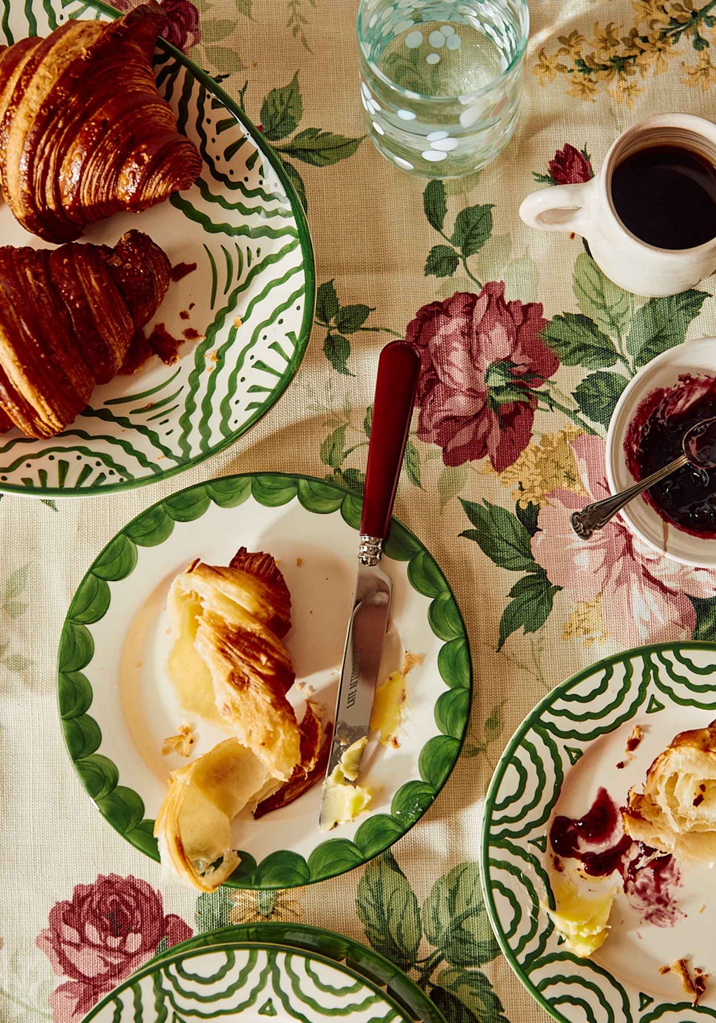 16-Piece Burgundy Cutlery Set