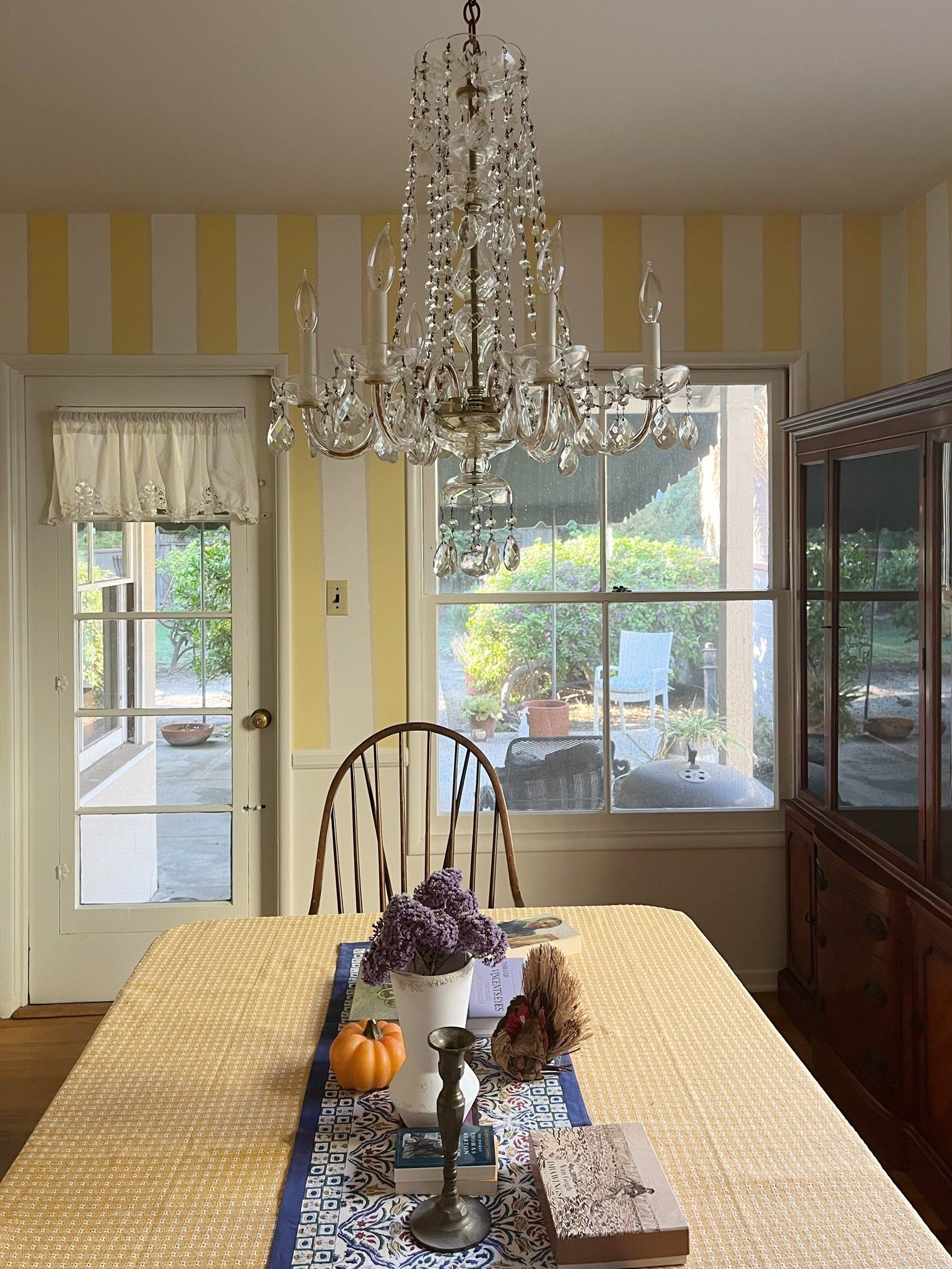 Wide Stripes Aligned Wallpaper – BUTTERMILK