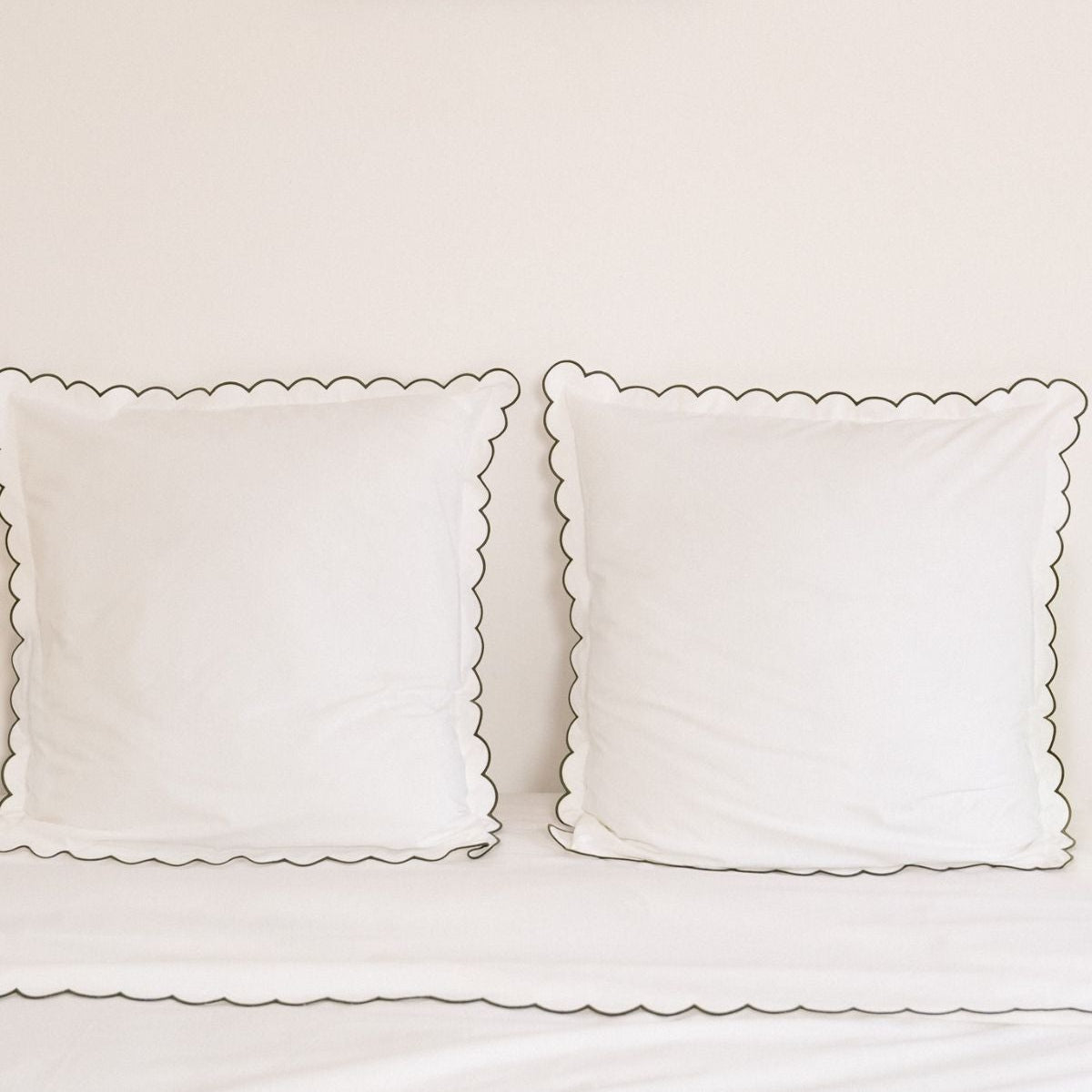 The Scalloped Pillowcases in White & Forest Green Cotton Percale (Set of 2)