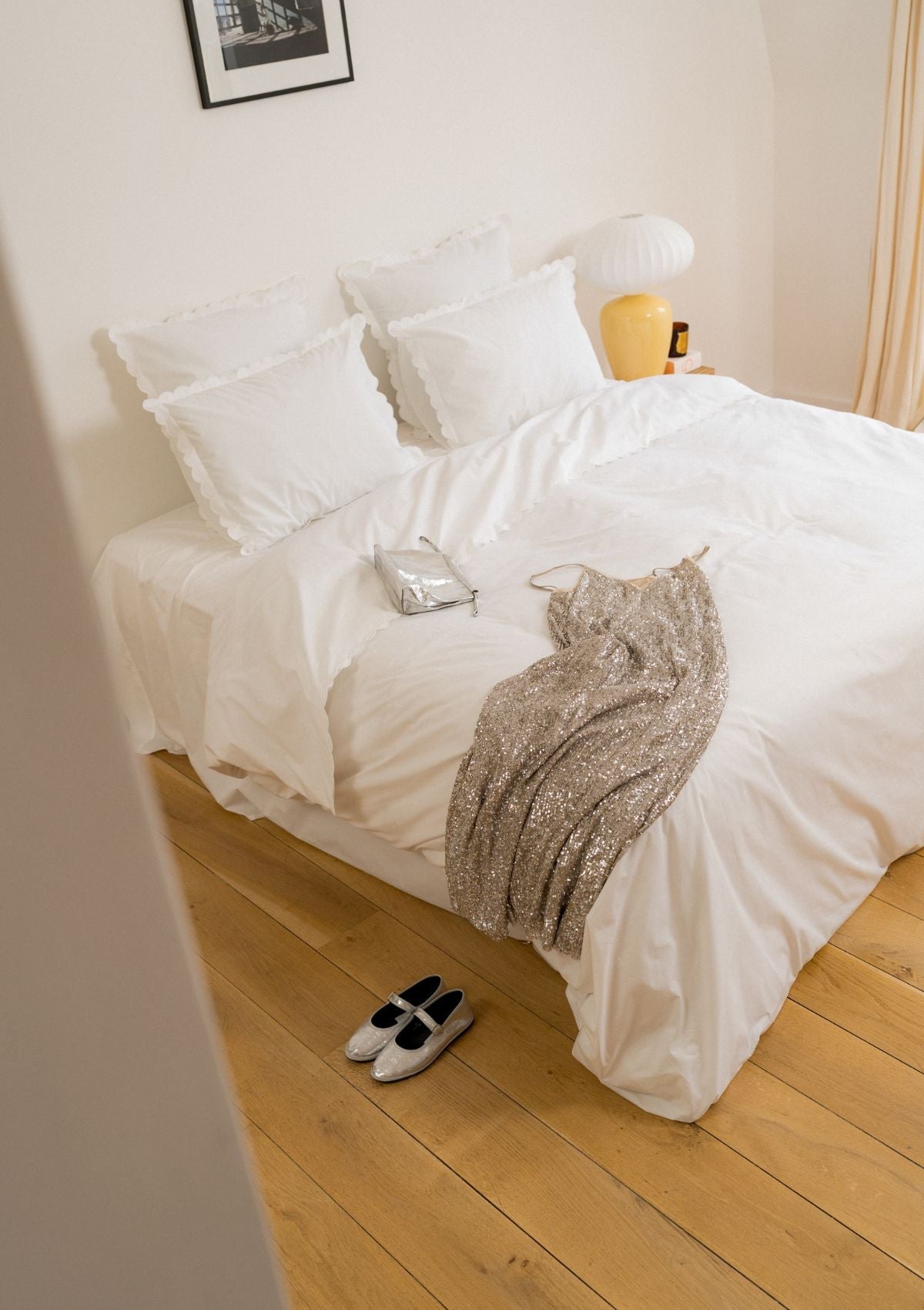 The Scalloped Bedding Set in White Cotton Percale