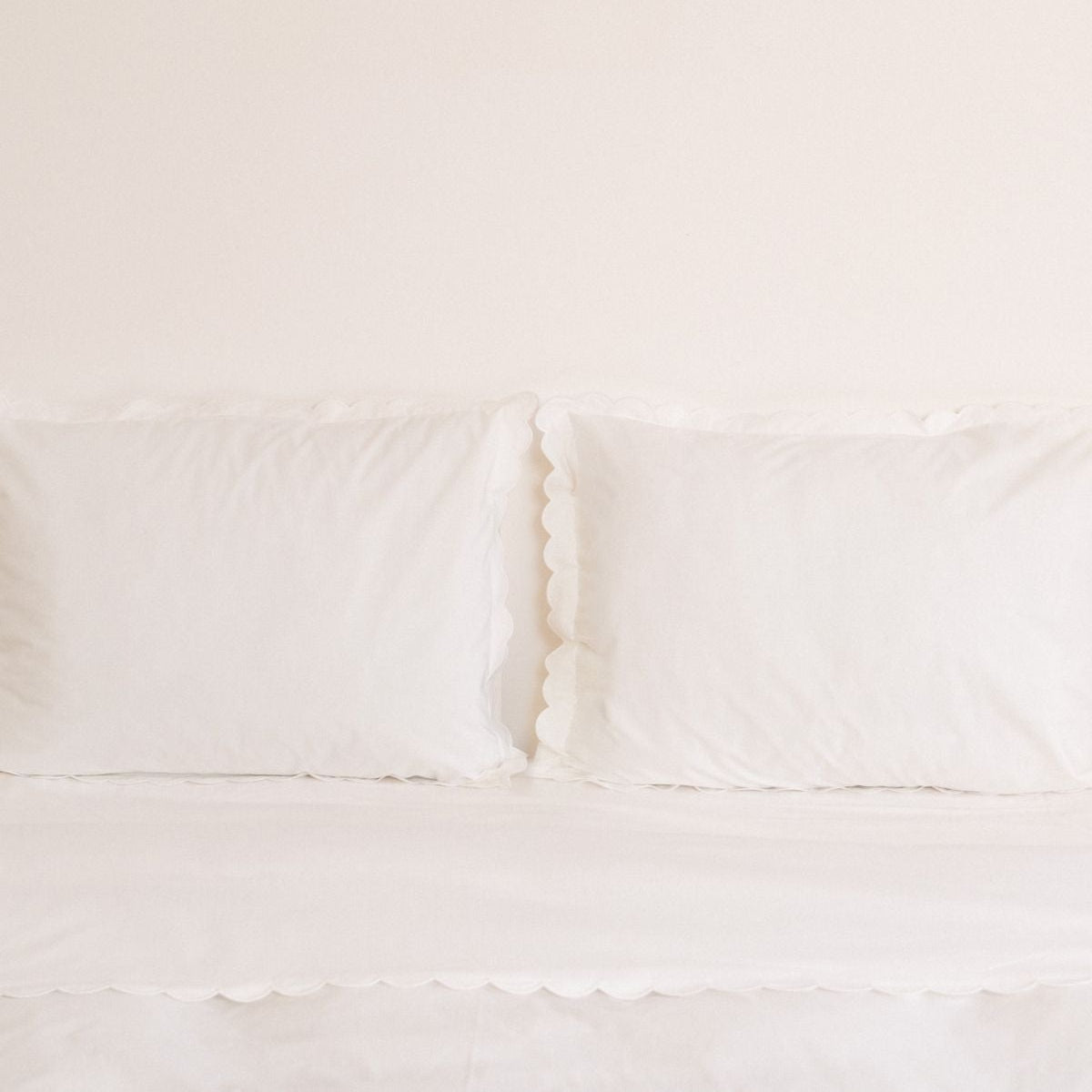 The Scalloped Pillowcases in White Cotton Percale (Set of 2)