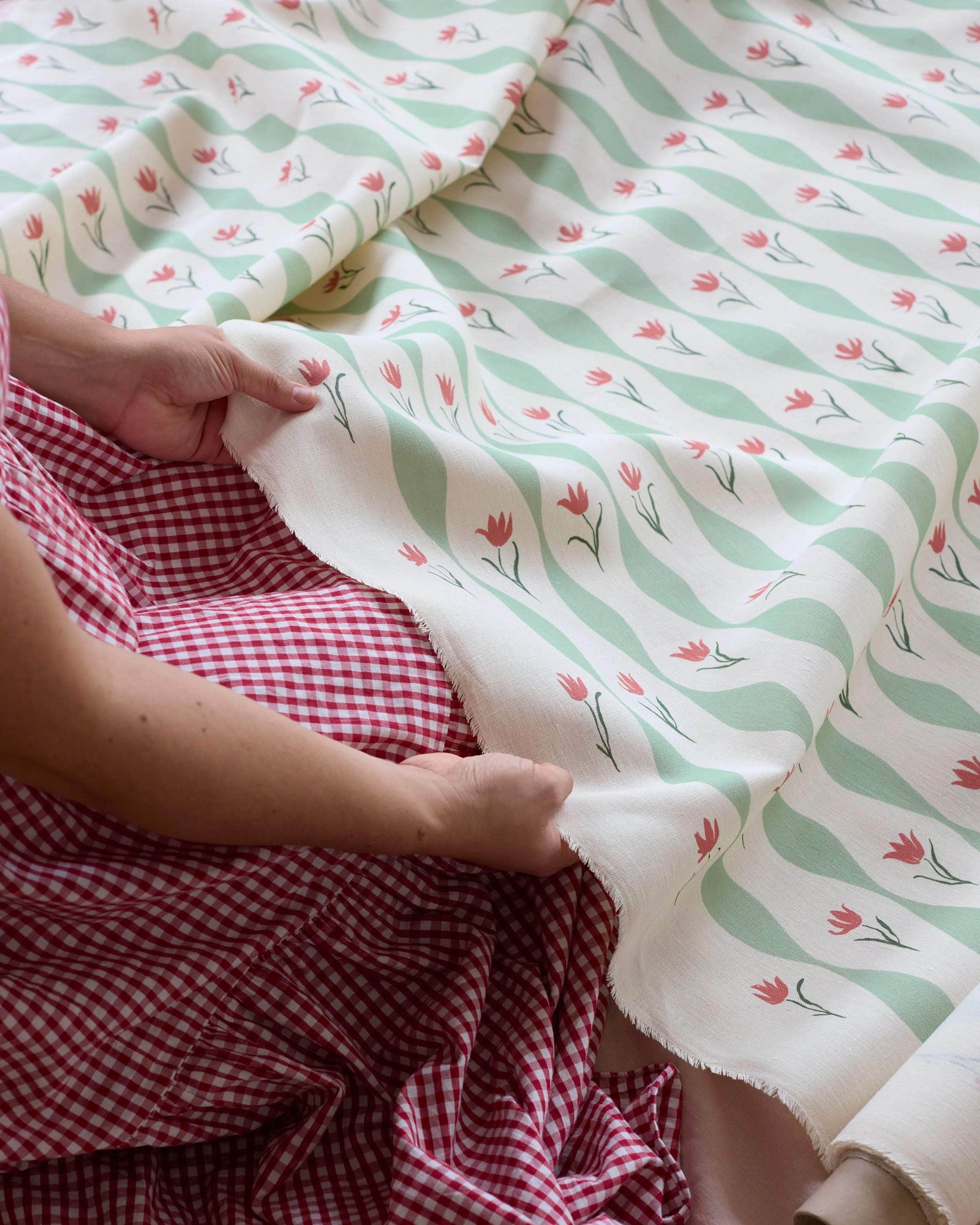 Tulip Wave Linen, Pistachio