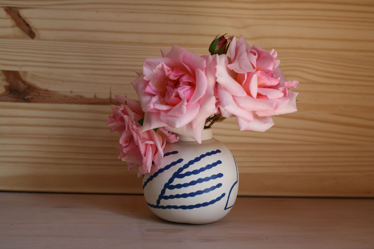 Round Porcelain Vase in Cloud and Coral
