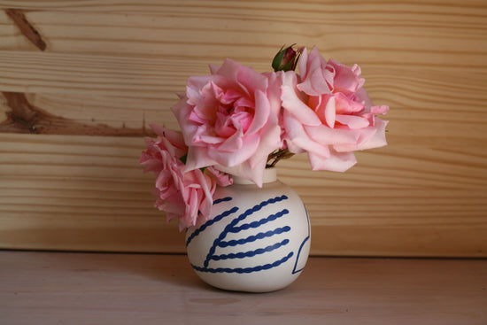 Round Porcelain Vase in Cloud and Coral