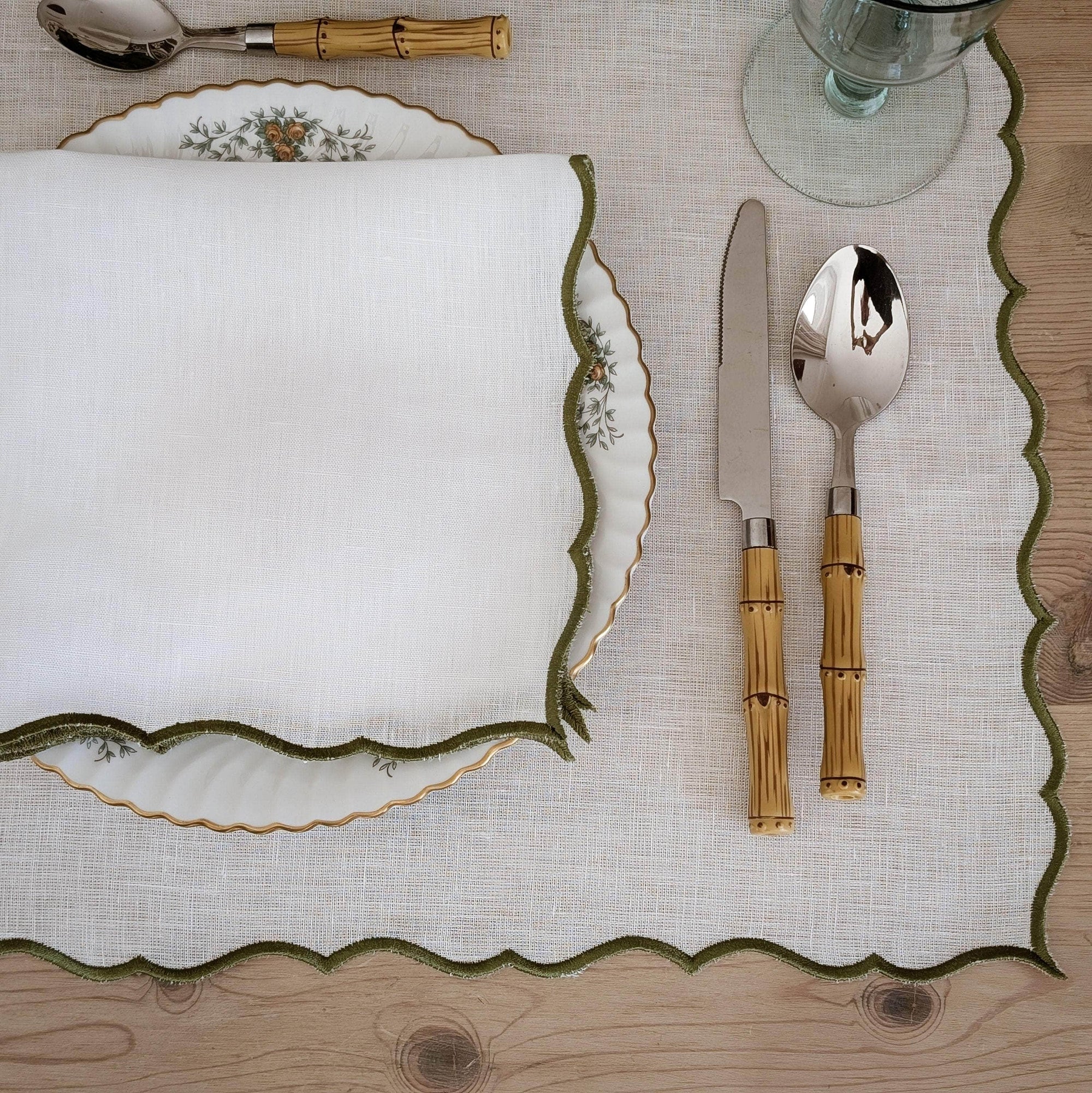 COMO - White and Green Linen Placemat and Napkin Set