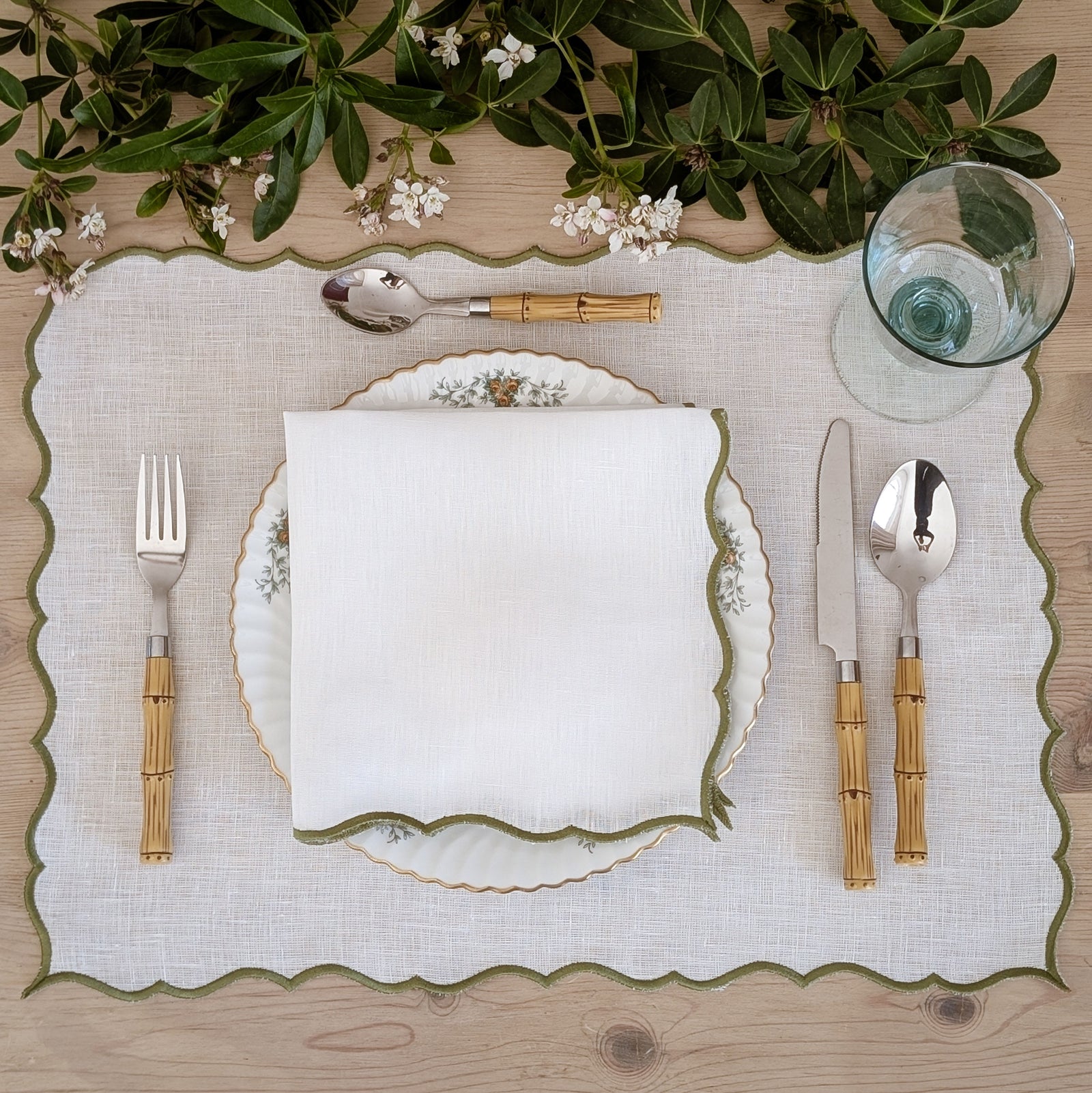 COMO - White and Green Linen Placemat and Napkin Set