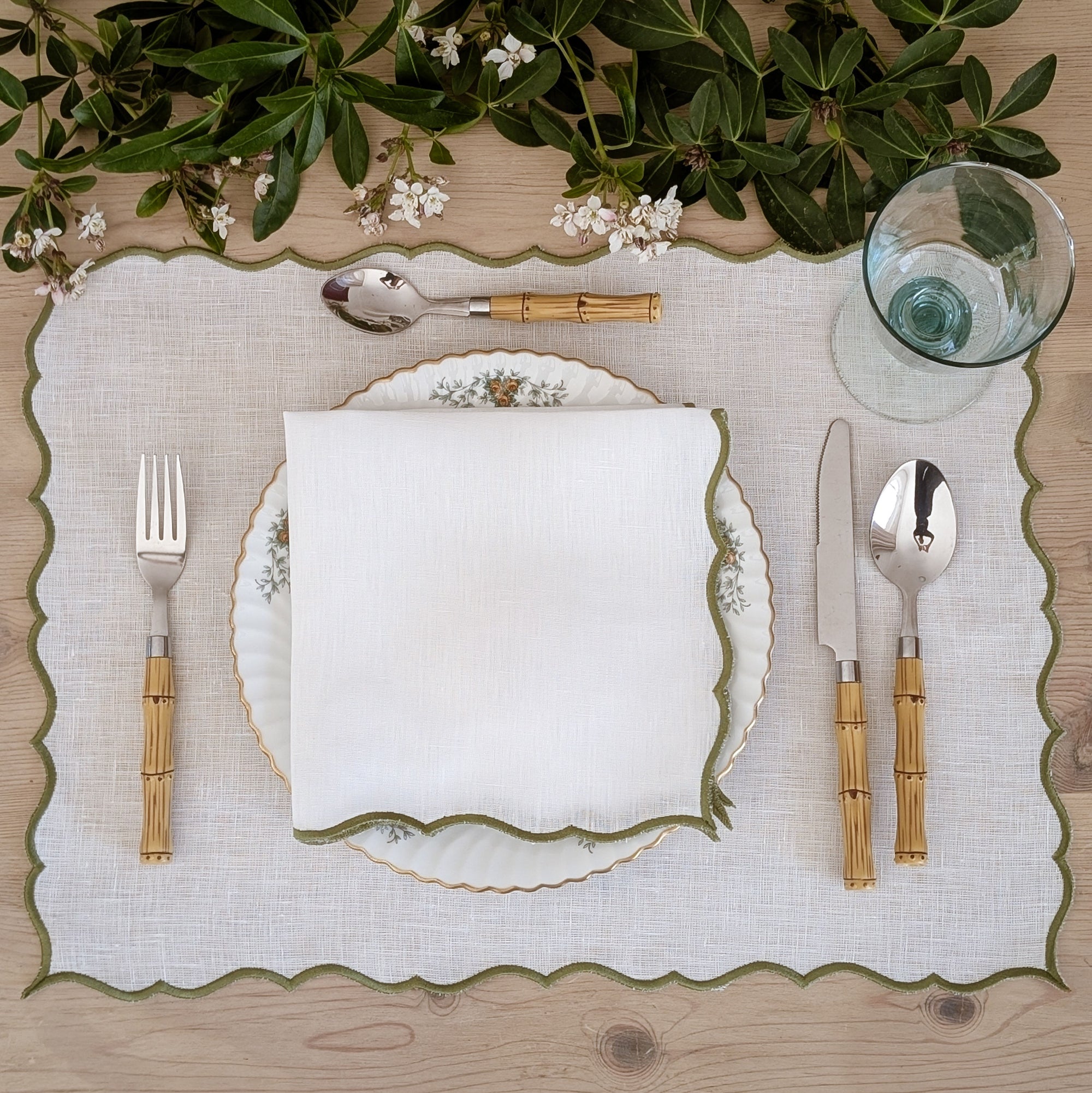 COMO - White and Green Linen Placemat and Napkin Set
