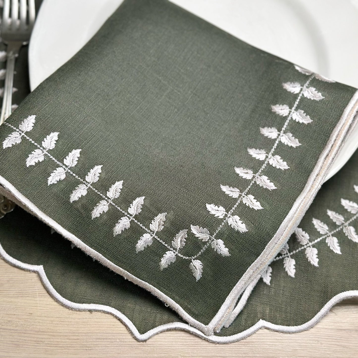 COURONNE - Garland Embroidery Placemat and Napkin Set