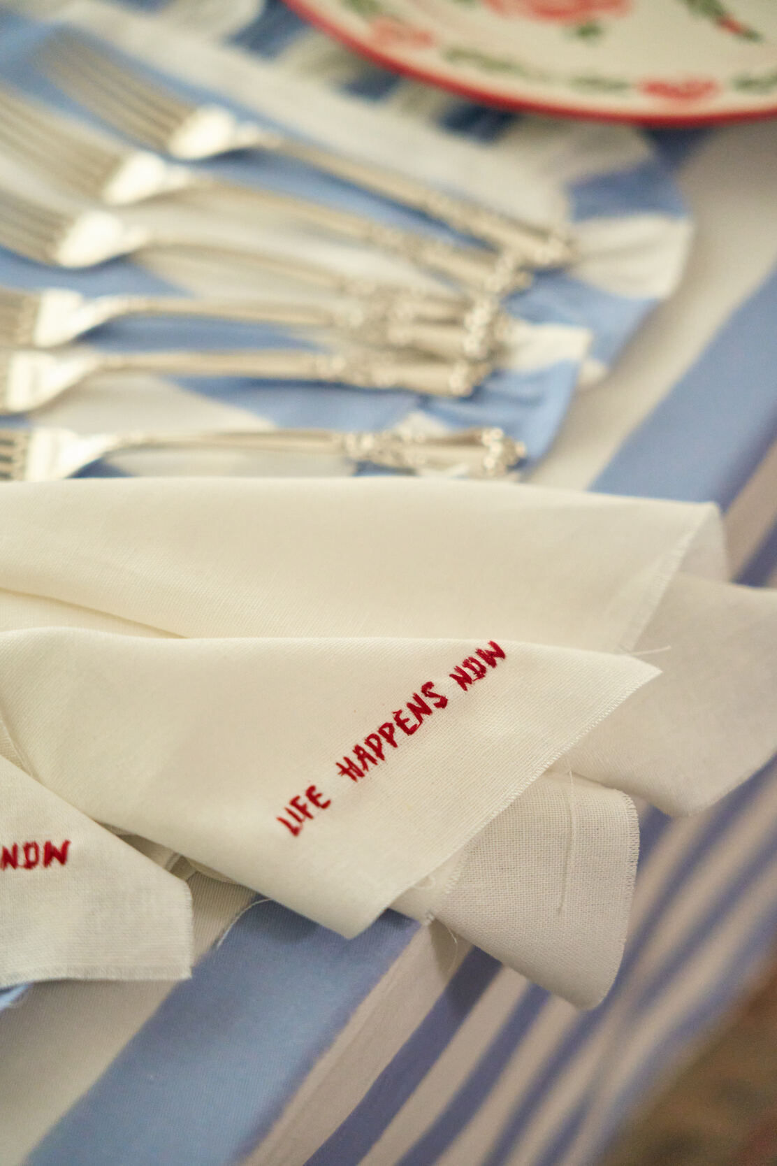 Embroidered Linen Napkins Set x 2 'Life Happens Now' - Between Us
