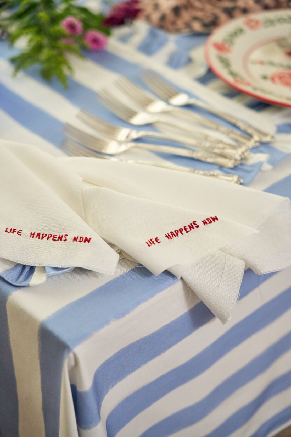 Embroidered Linen Napkins Set x 2 'Life Happens Now' - Between Us