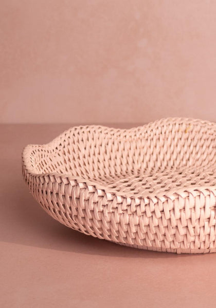 Saratoga Round Rattan Scalloped Tray - Pink