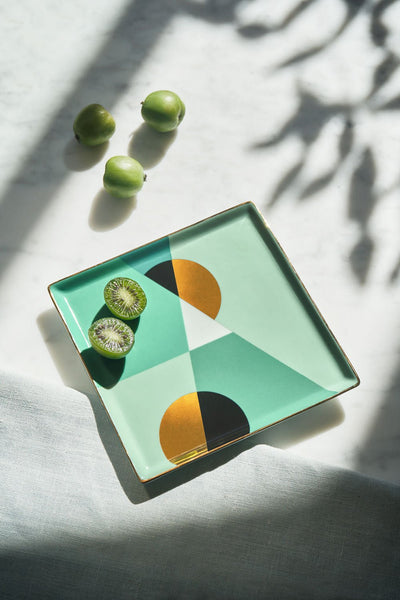 The mint OCTAEVO Siena Ceramic Tray displays two halve fruits and three whole ones on a light surface.