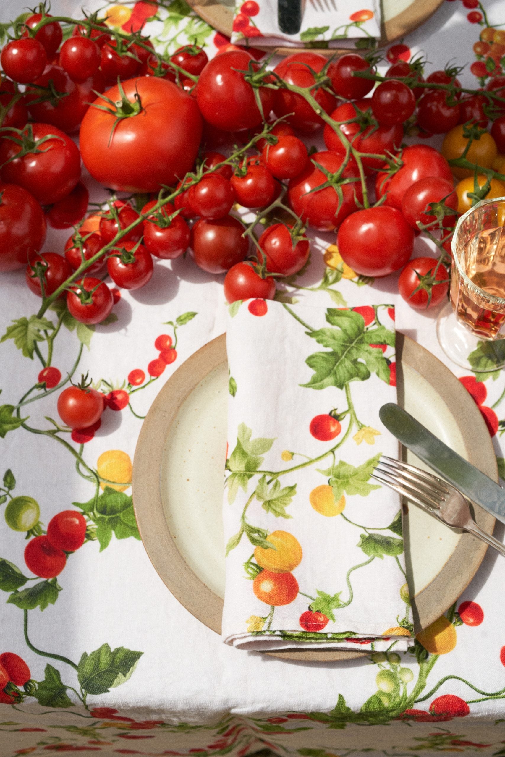 Table linen printed with tomatoes