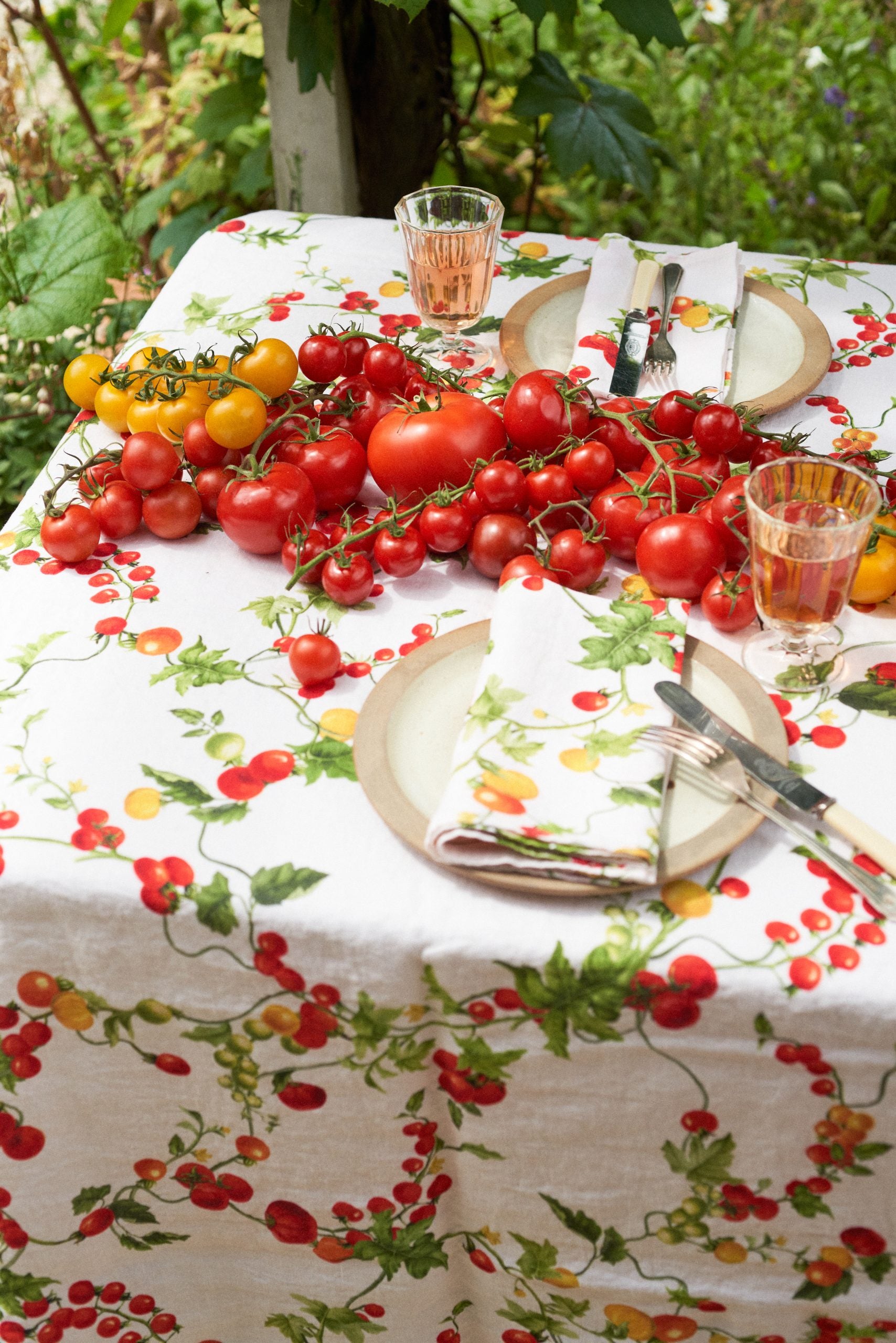 Table linen printed with tomatoes