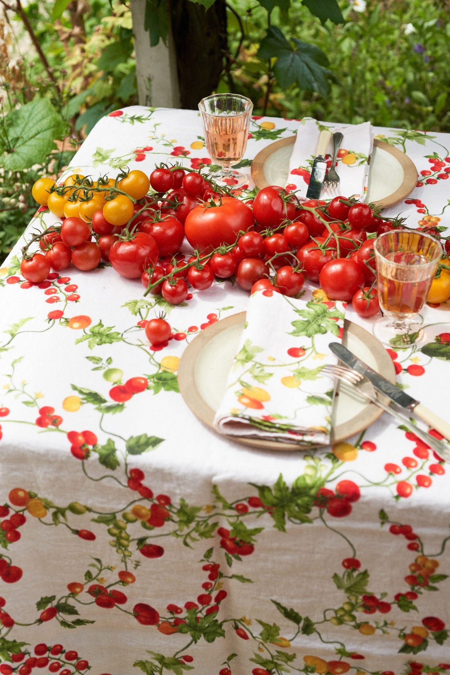 Table linen printed with tomatoes