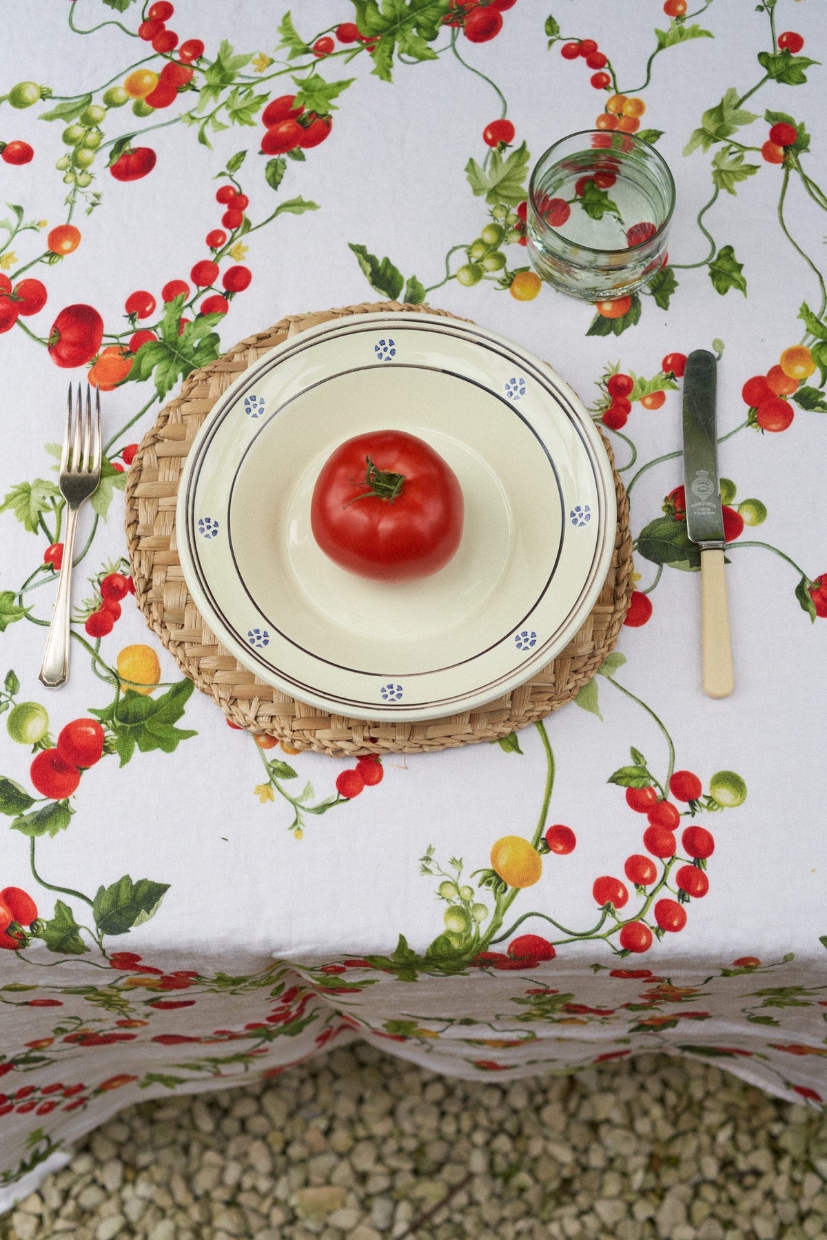 Table linen printed with tomatoes