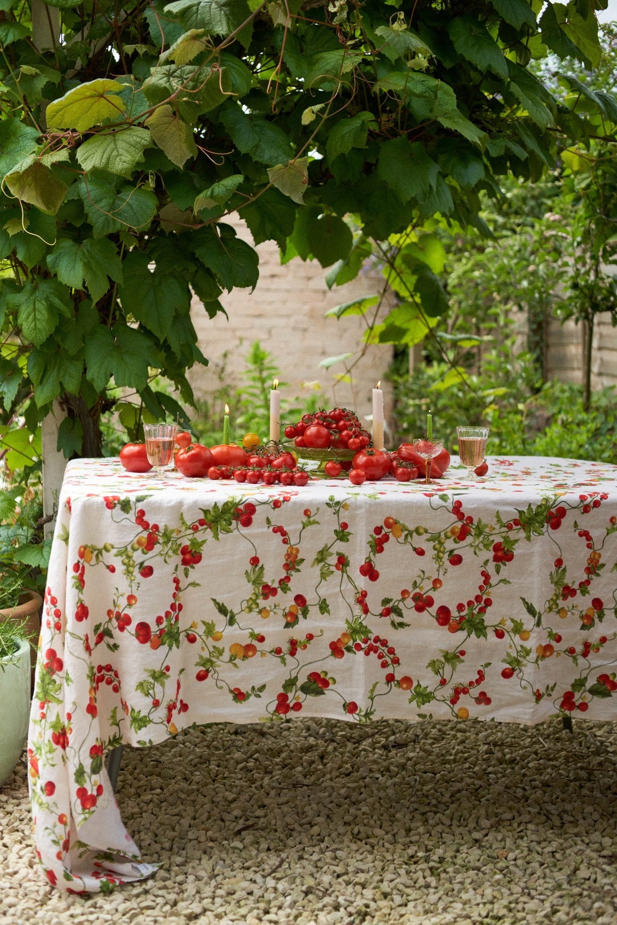 Table linen printed with tomatoes