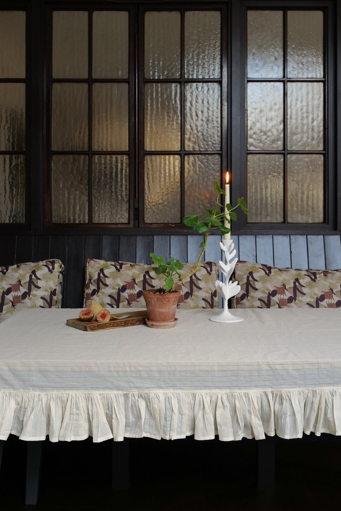  Tablecloth in daisy with candlestick