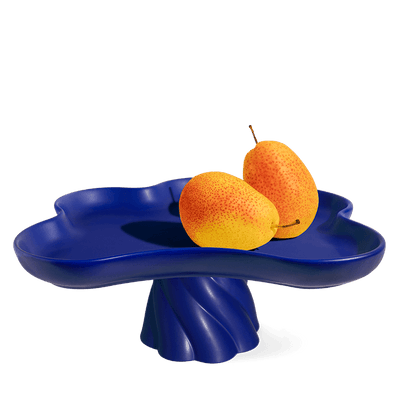The Octaevo Templo High Tray in deep blue features a twisted pedestal base, ideal as a centerpiece.