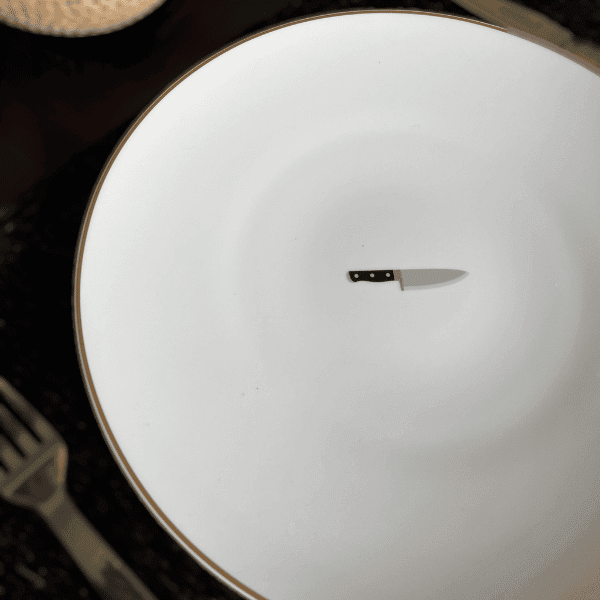 Beefbar Main Plate Knife Emoji on table
