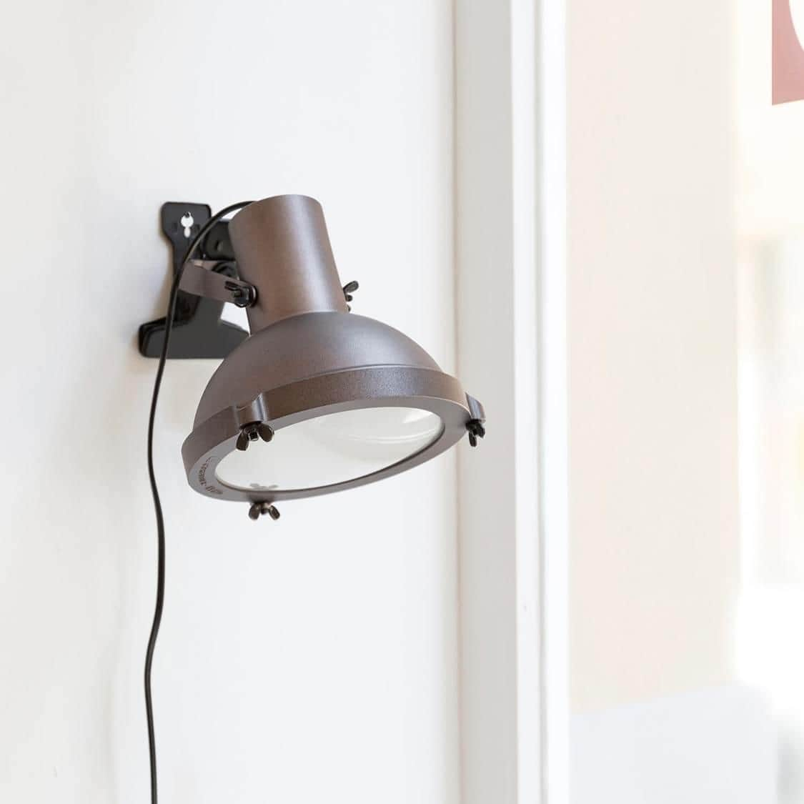 Pincer Clip Lamp - Projecteur 165 Pincer Clip by Le Corbusier