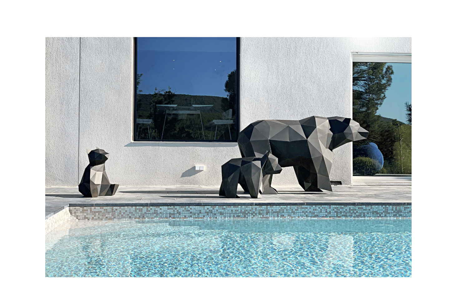 Famìlhe òrs Steel family of bears sculptures