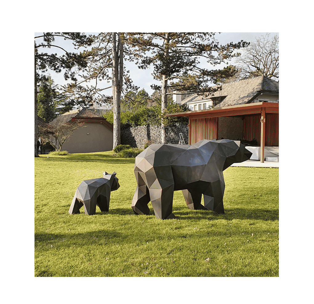 Famìlhe òrs Steel family of bears sculptures