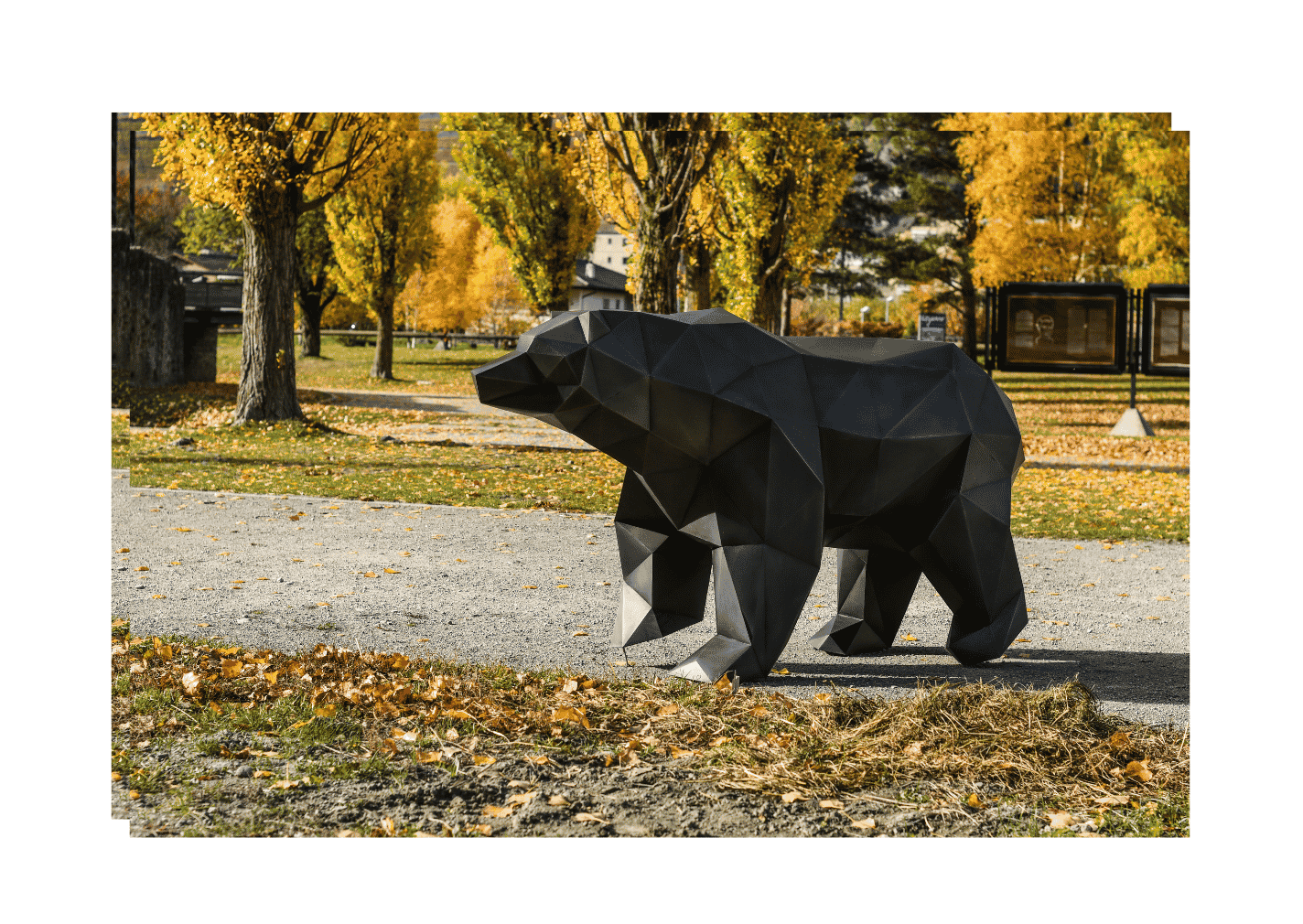 Famìlhe òrs Steel family of bears sculptures