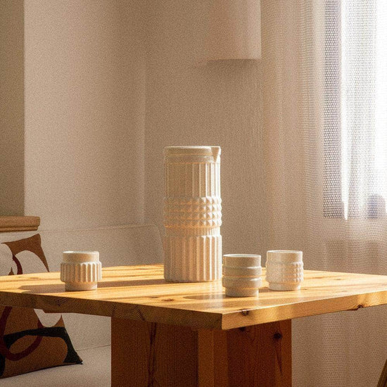 Viso Tuercas Cup Set on table