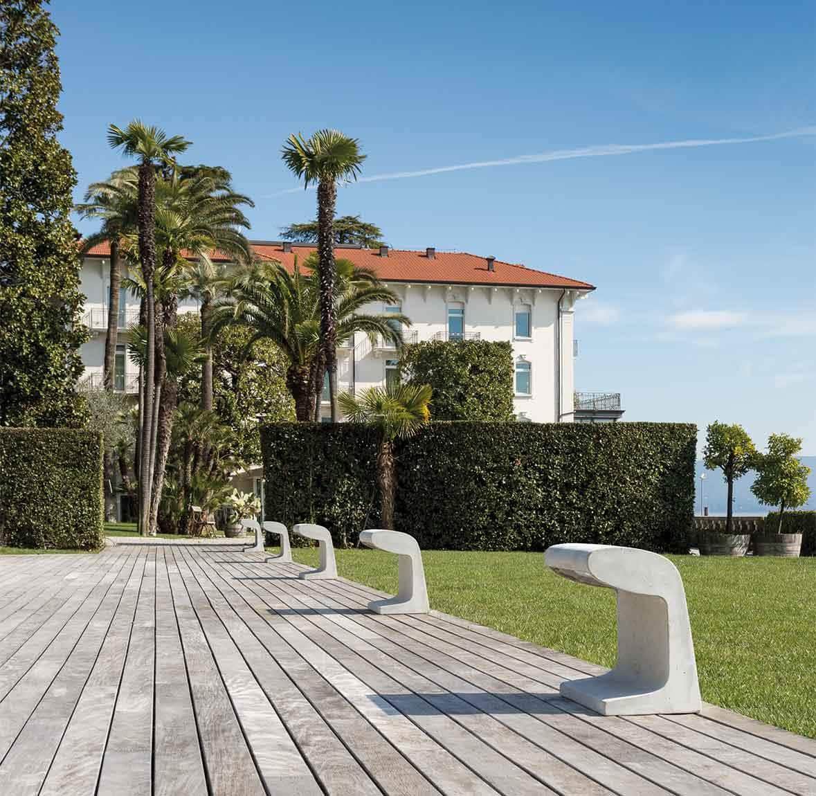 Outdoor Concrete Floor Lamp - Borne Béton Grande IP44 by Le Corbusier