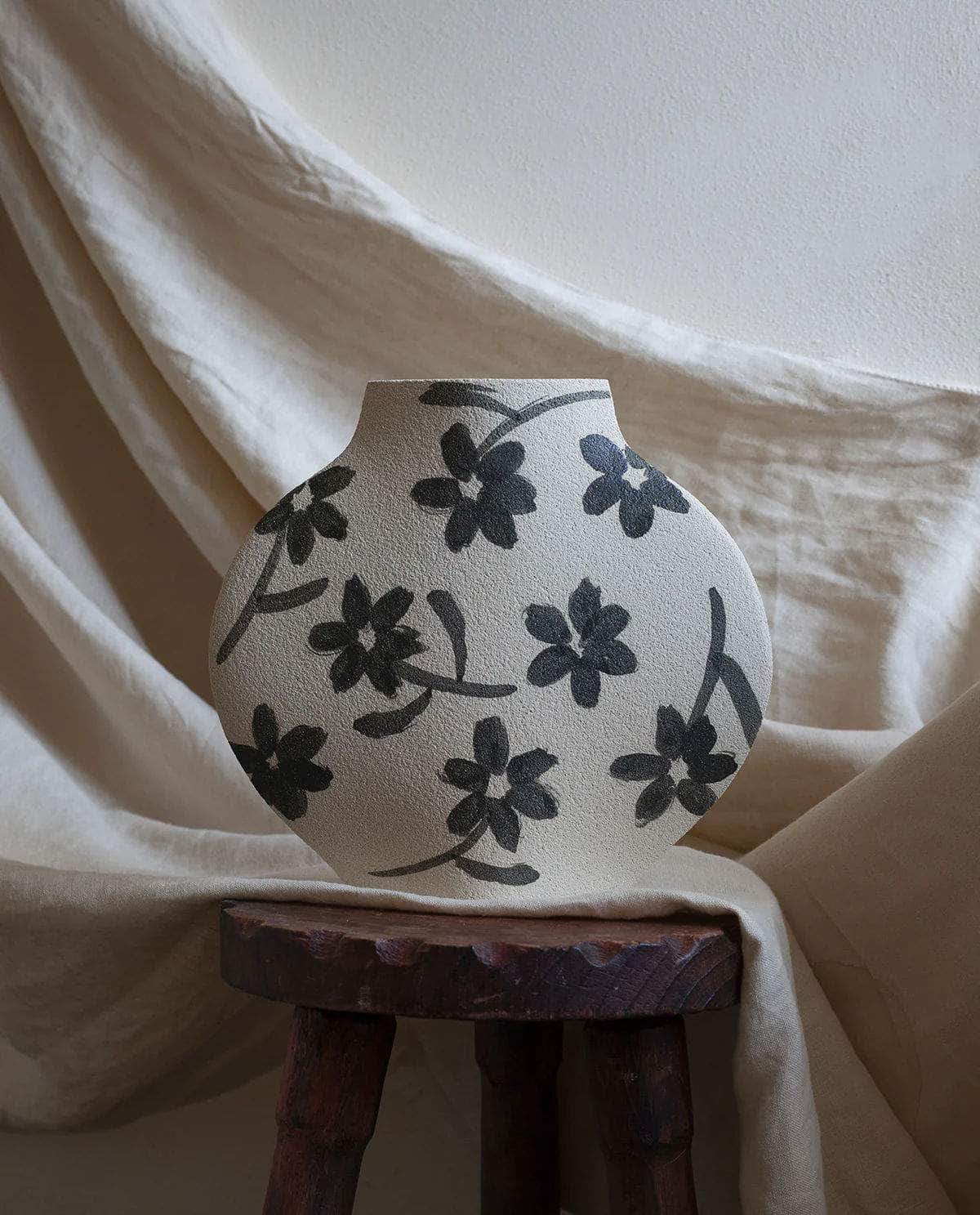 Load image into Gallery viewer, Ceramic Vase ‘Flowers Pattern’
