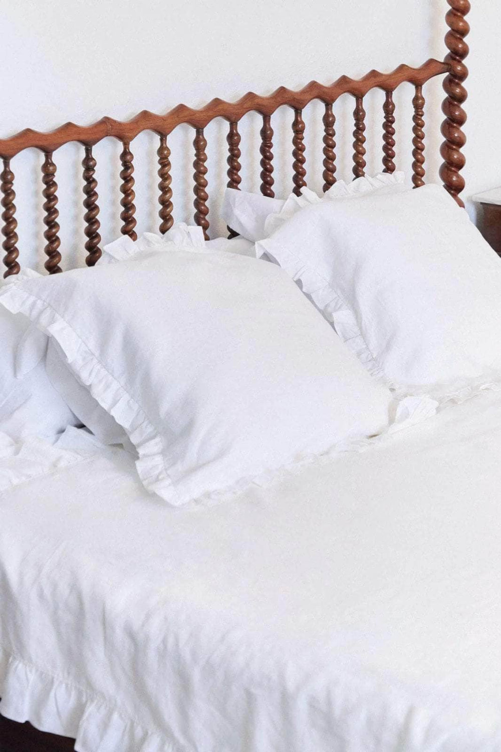 The Ruffled Casita Linen Duvet Cover in White