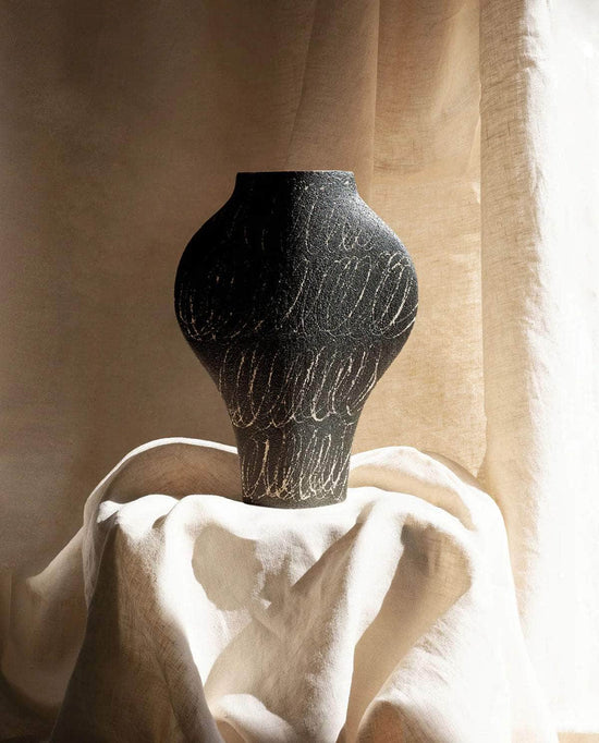 Load image into Gallery viewer, Ceramic Vase ‘Dal Negative Circles Black’
