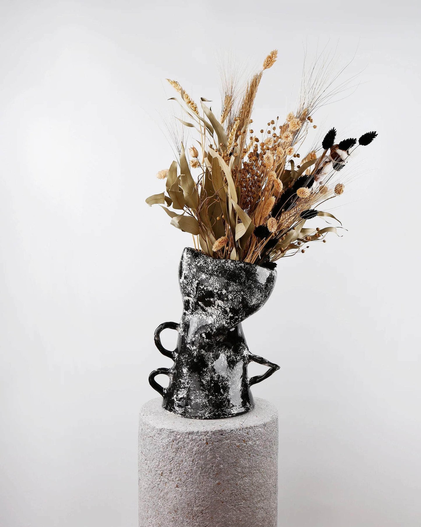 Load image into Gallery viewer, Black Sponge She Vase

