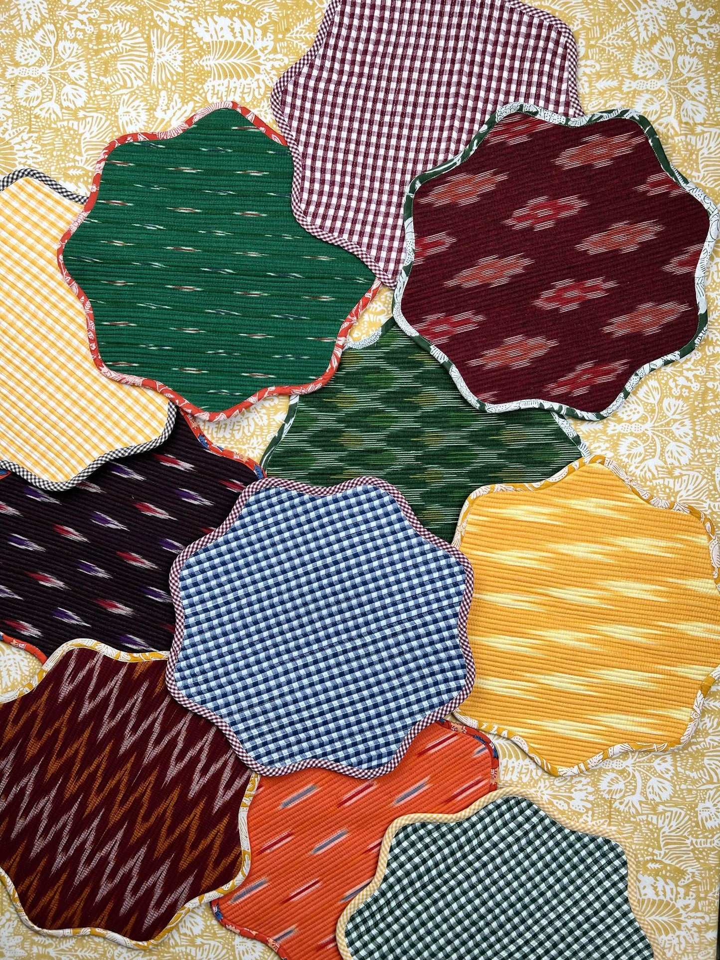 Load image into Gallery viewer, The Gingham Scallop Placemat - Burgundy And Navy
