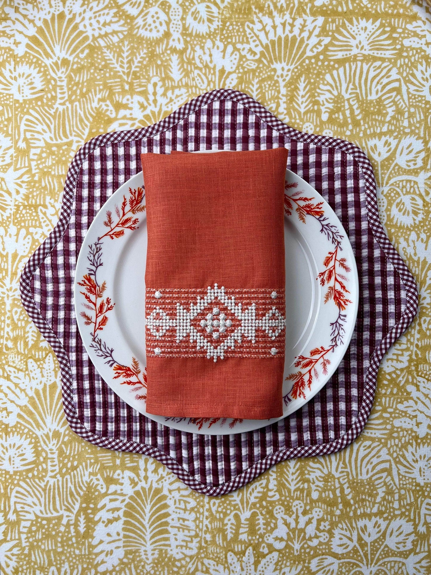 The Gingham Scallop Placemat - Burgundy And Navy