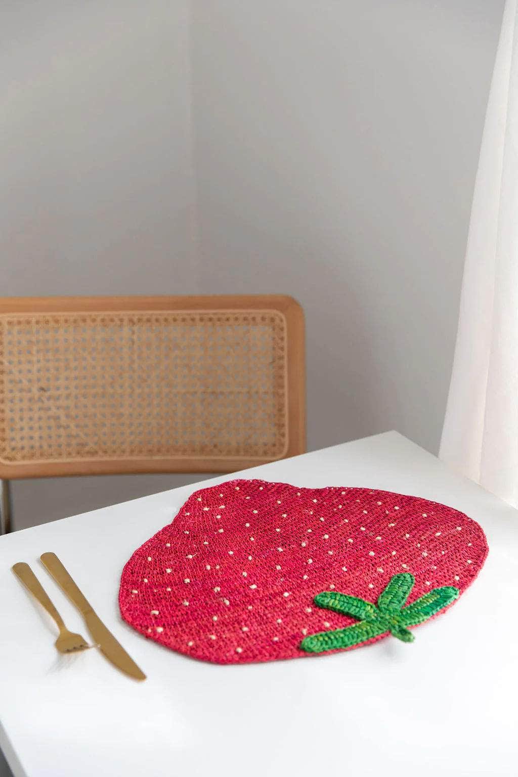 Strawberry raffia placemat, woven tabletop