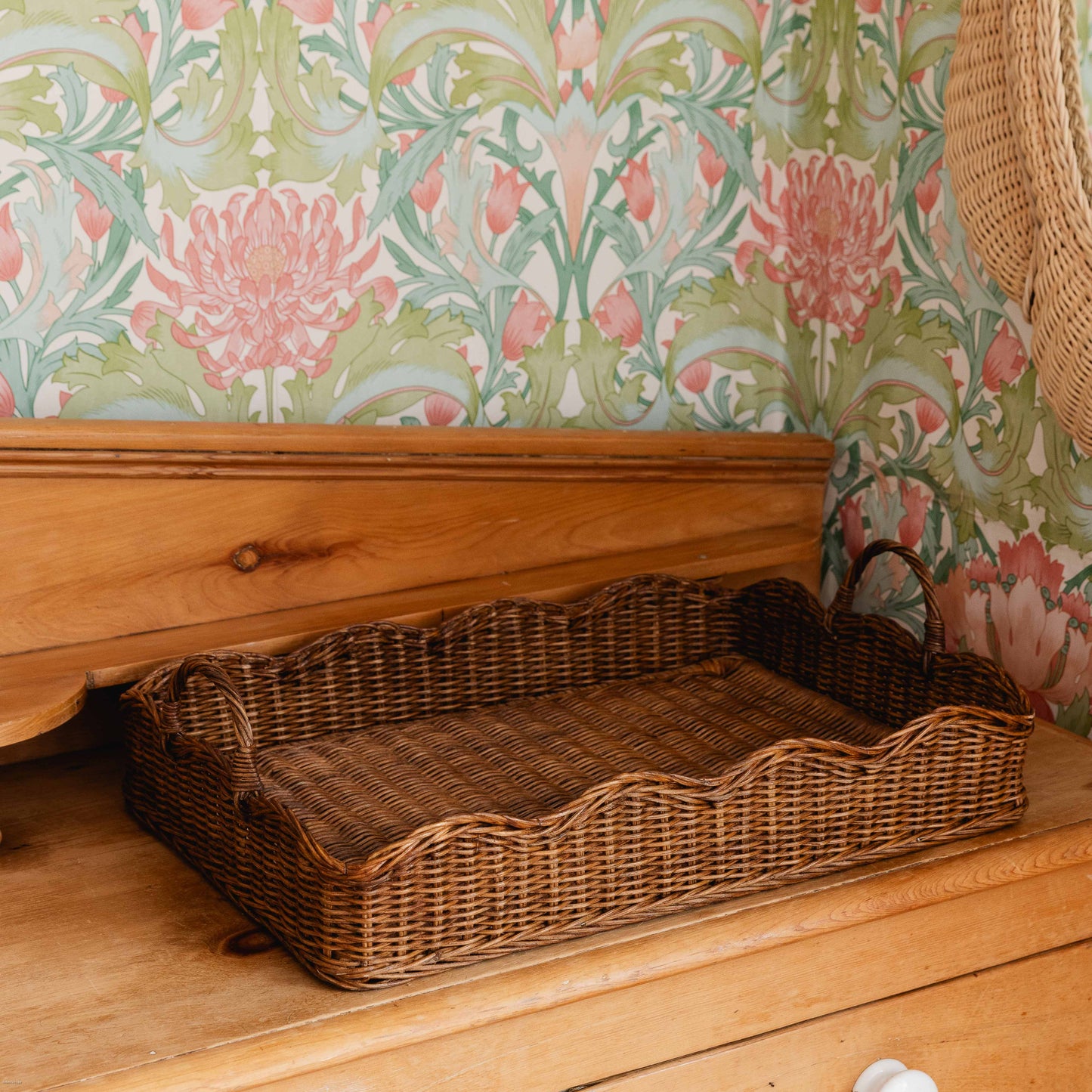 Rattan Scalloped Tray (Medium teak)