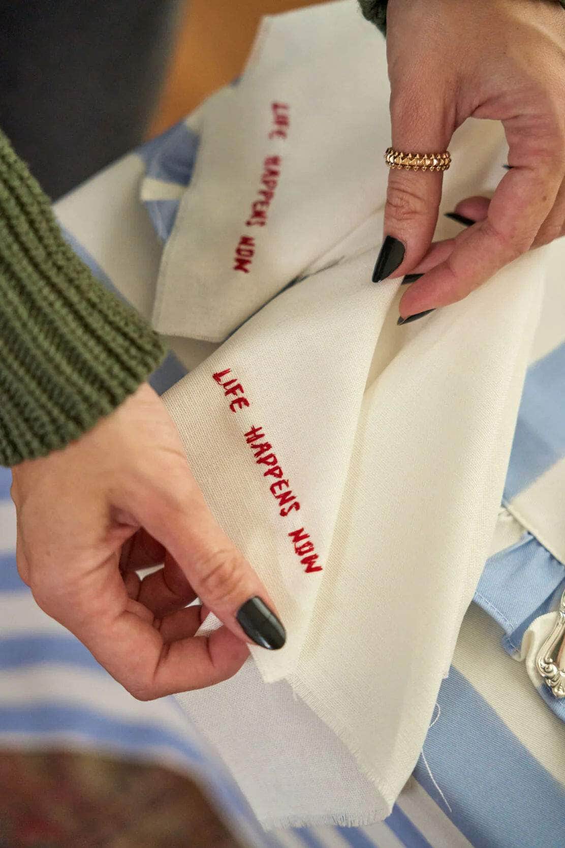 Embroidered Linen Napkins Set x 2 'Life Happens Now' - Between Us