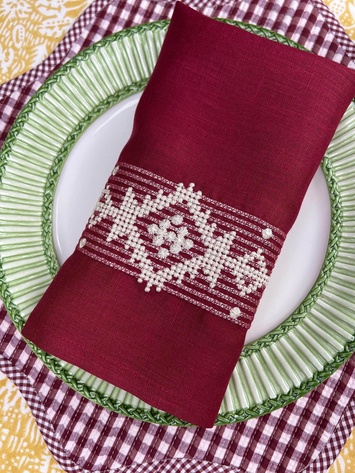 The Gingham Scallop Placemat - Burgundy And Navy
