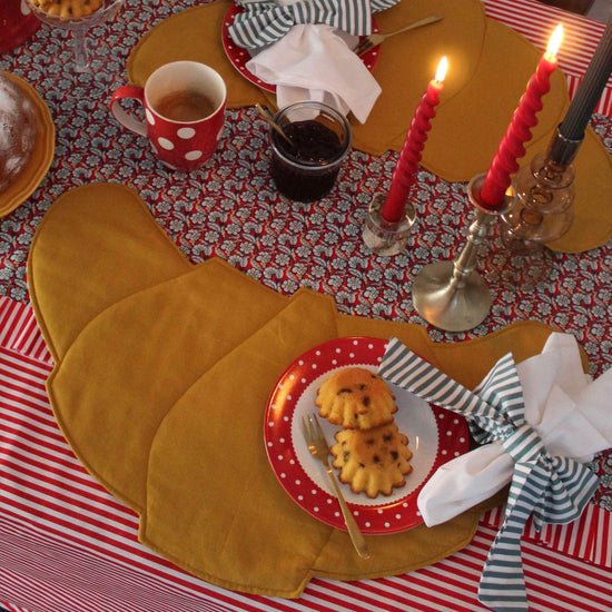 Tres Bien Darlin' Table Runner